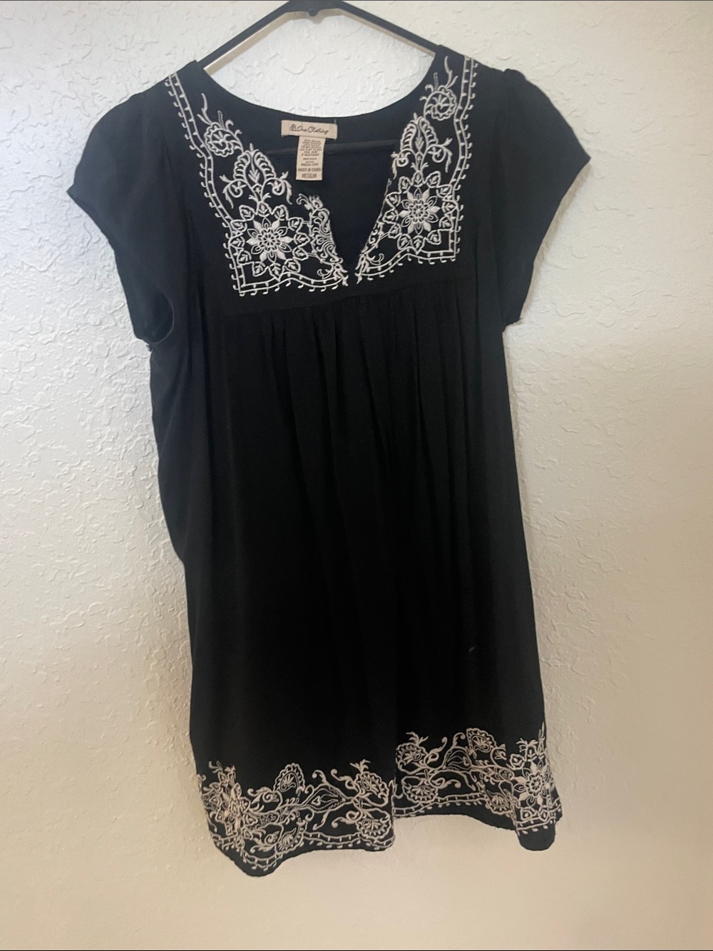 one clothing Black Short-Sleeve Tunic with White Embroidery